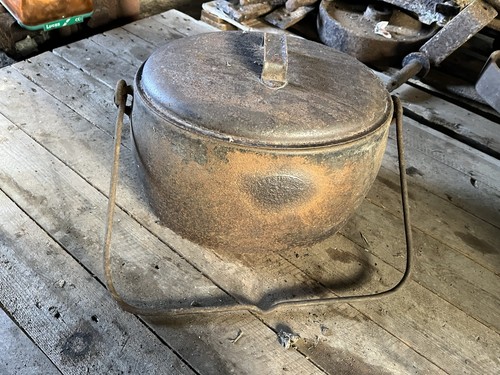 Vintage cast iron - 3, gallon