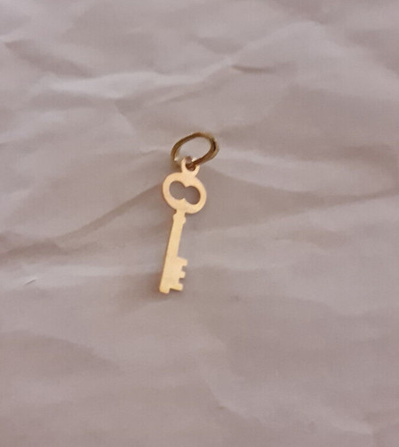 Pendant charm yellow gold key