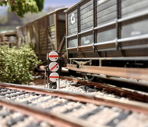 Gauge triple semaphore - oo,