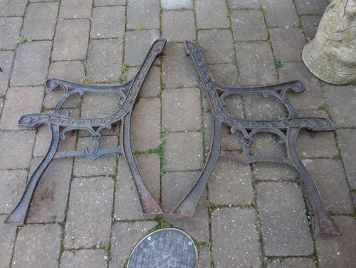 Cast iron bench legs with
