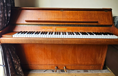 Bentley upright piano keys - bentley,