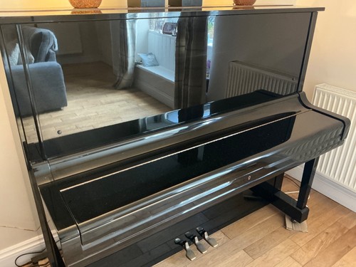 Yamaha upright piano black - u3,