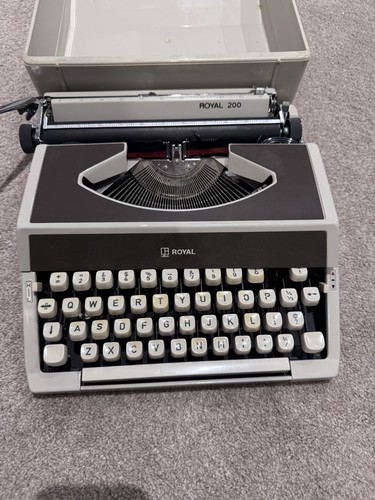 Vintage royal 200 typewriter - vintage,