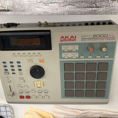 Akai mpc2000xl drum machine - akai,