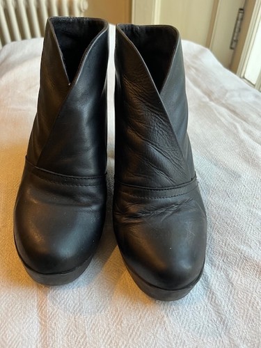 Camper platform black leather
