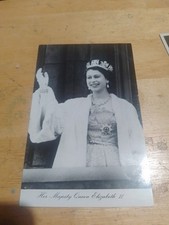 Royalty Her Majesty Queen  Elizabeth II Waving From Balcony Postcard
