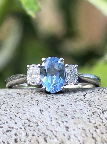 18ct white gold oval - 18ct,