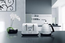 De'Longhi KBJ3001.W Brillante Kettle & CTJ4003.W 4-Slice Toaster Set - White