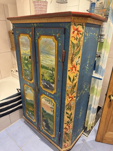 Armoir beautiful handpainted - beautiful,