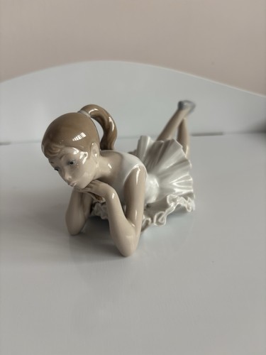 Porcelain figurine pensive - figurine, "pensive