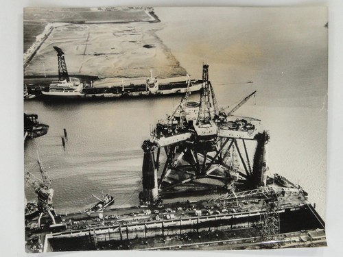 Sea quest drilling platform - sea,