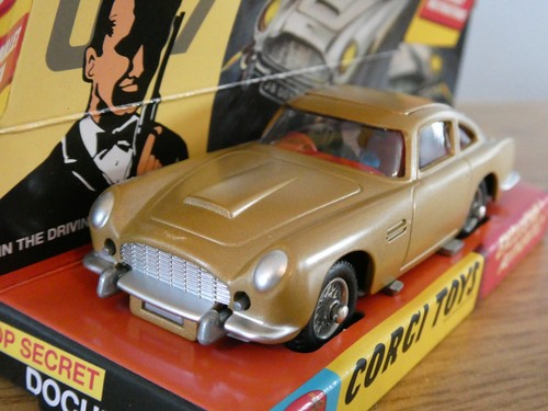 Corgi model club james bond - model,