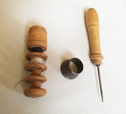 Antique treen sewing - sewing, etui