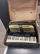 Hohner Atlantic IV De Luxe 120 Bass in very good condition with case