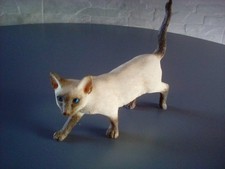 siamese cat figurine leonardo