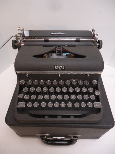 1946 royal luxe typewriter - royal,