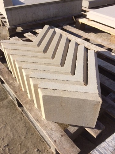 Quoin cladding castle - /, stones