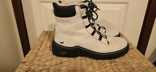 Stunning white mustang boots - white,