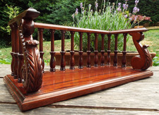 A MAHOGANY LIBRARY BALUSTRADE