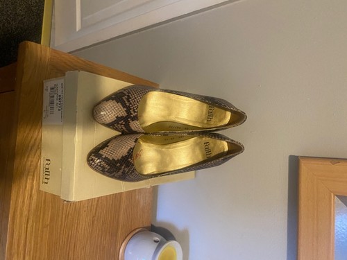 Woman shoes faiths size 7 - woman’s,