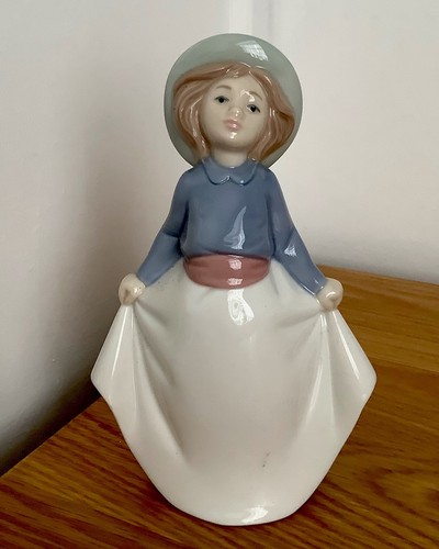 Lladro young ladies curtsy - young,