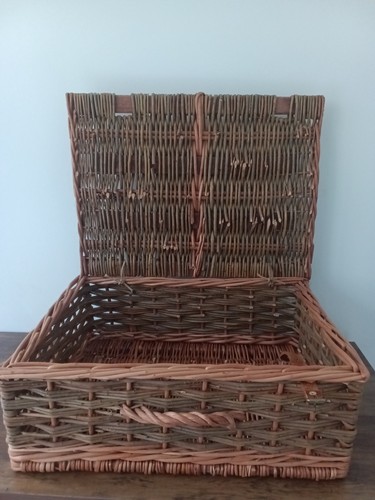 Small vintage wicker picnic - vintage,