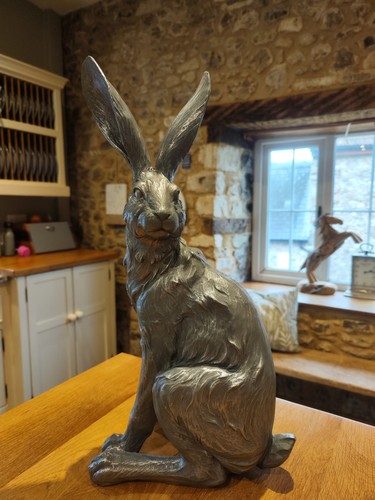 Textured silver sitting hare - textured,