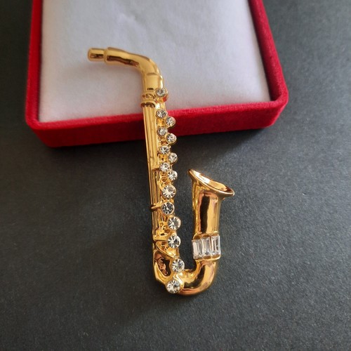 Gold tone saxophone brooch - gold,
