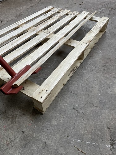 Pallet breaker - breaker, buster