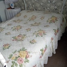 Vintage Floral Quilted Bedspead Doublr, Shabby Chic style excellent condition 