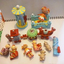 In The Night Garden Bandstand Bridge and  Train and Plastic Figure Bundle 
