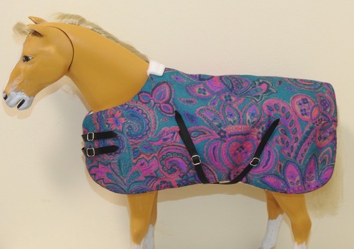 Scale handmade pink rug - 1:6,