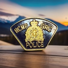 Royal Canadian Mounted Police Enamel Badge Gendarmerie royale du Canada. Y17 139