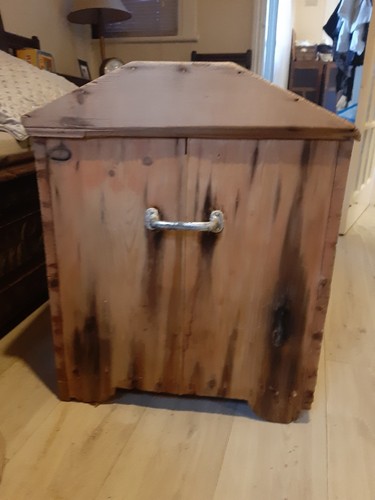 Vintage blanket box - blanket,