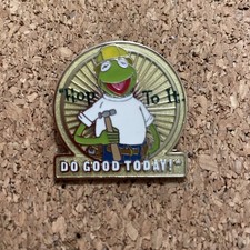 The Muppets KERMIT THE FROG Disney 2010 "Hop To It."  Do Good GIVE A DAY Pin