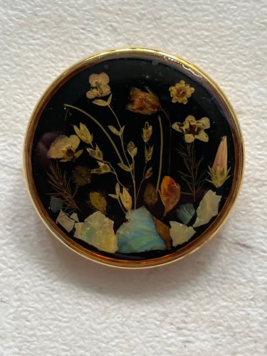 Round floral resin brooch - round,