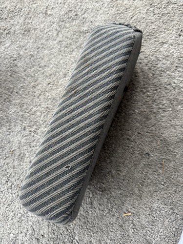 Rear seat centre arm - t4,