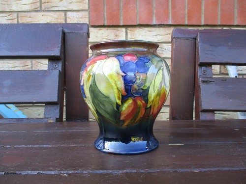Moorcroft leaves and berry - .,