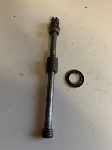 Rear wheel axle - axle, 1977