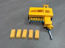 Britains No. 9563 - New Holland Hay Baler - yellow vintage diecast + 5 hay bales