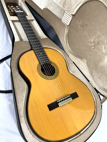 Yamaha gc22s solid spruce top - solid,