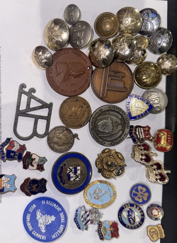 Large job lot vintage badges - vintage,