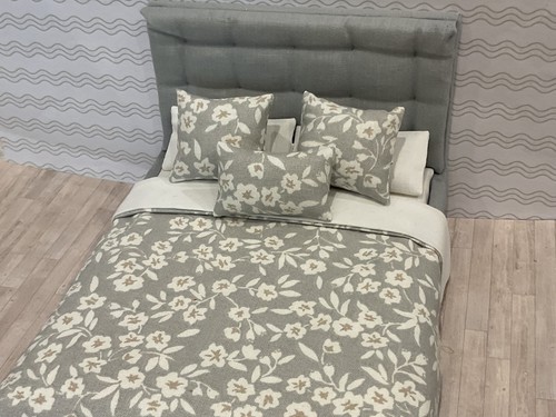 Dolls house bed 12th scale - dolls,