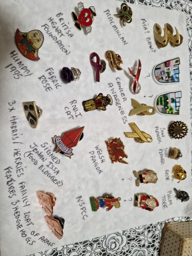 Bundle pin badges - badges., humpty