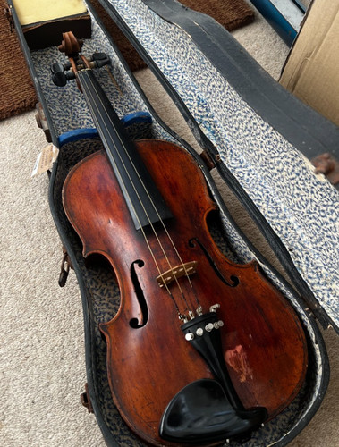 Old violin case - in,