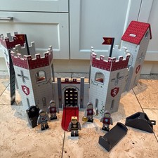 Great Little Trading Company Wooden Beaumont Castle Playset Soldiers Accessories