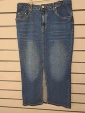 IN THE STYLE LADIES MID BLUE WASH FRONT SPILT DENIM SKIRT SIZE 28 (REF 732)