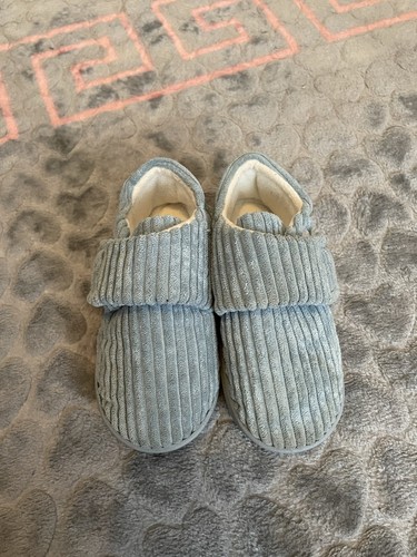 Boys slippers size - 7, toddler
