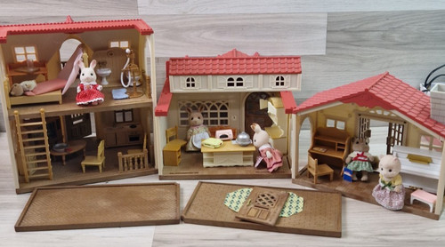 Sylvanian families red roof - families,