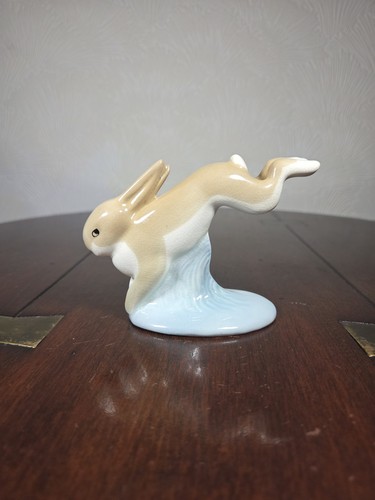 Vintage midwinter leaping - w,